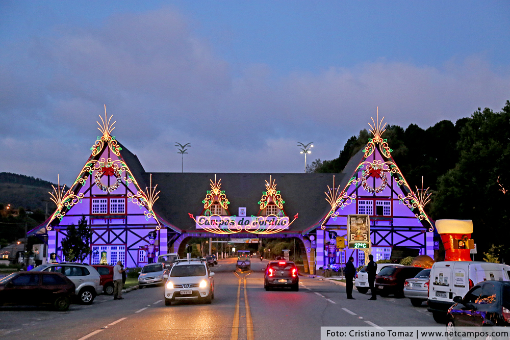 Portal de Campos do Jordão decorado para o Natal