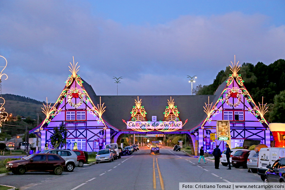 Portal de Campos do Jordão decorado para o Natal
