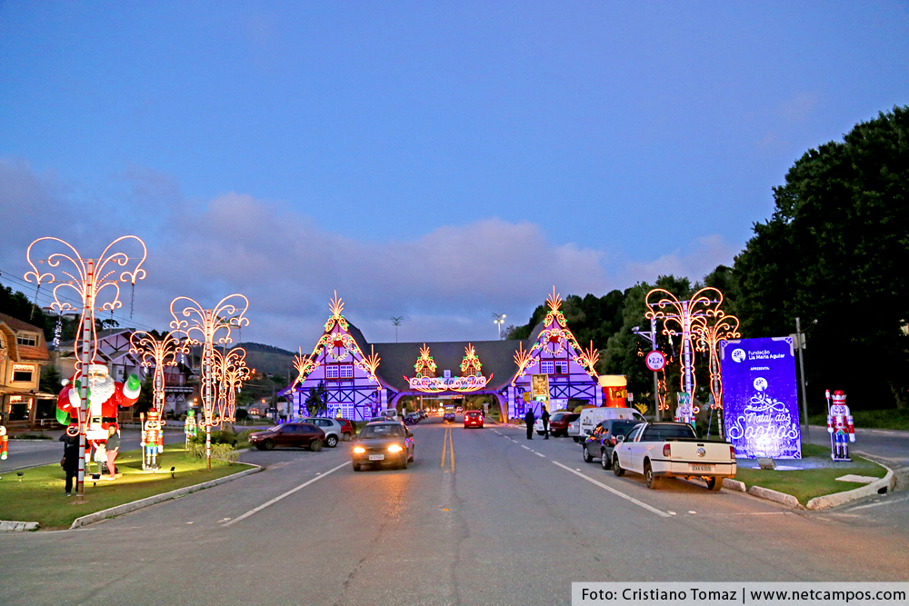 Portal de Campos do Jordão decorado para o Natal