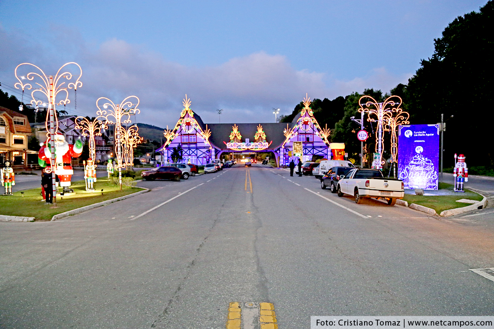 Portal de Campos do Jordão decorado para o Natal