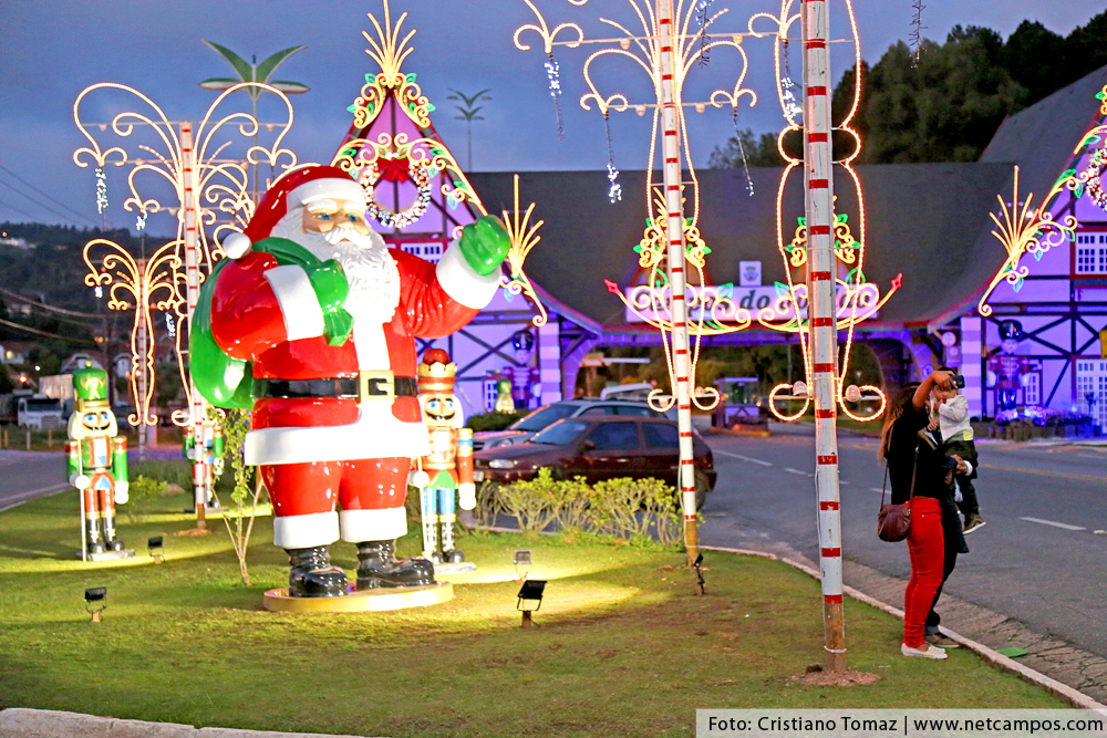 Papai Noel gigante no Portal de Campos do Jordão