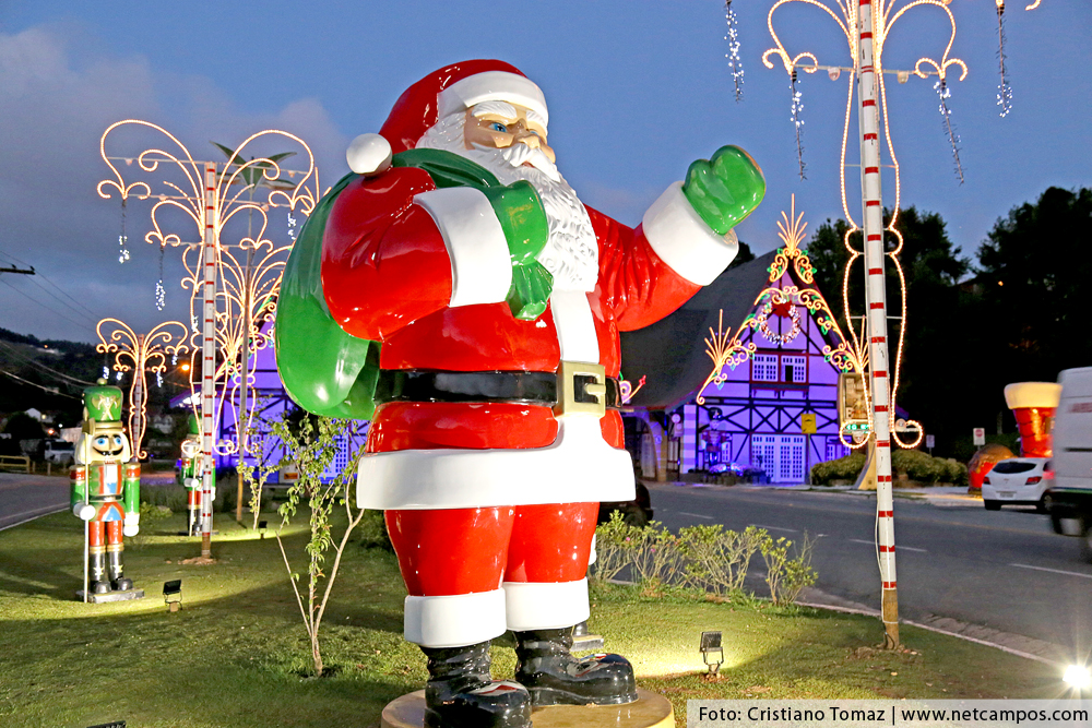 Papai Noel gigante no Portal de Campos do Jordão