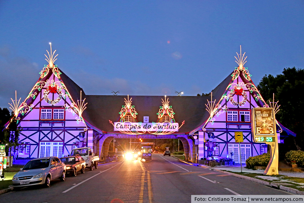 Portal de Campos do Jordão decorado para o Natal