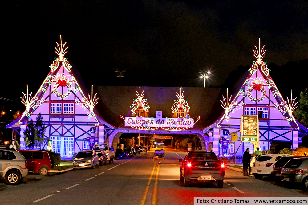 Portal de Campos do Jordão decorado para o Natal