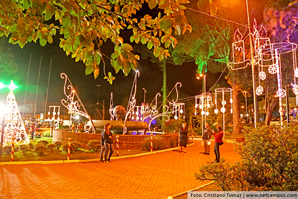 Praça da Bandeira em Campos do Jordão decorada para o Natal