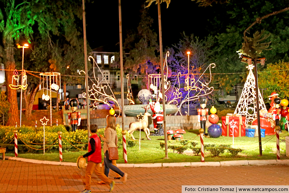 Praça da Bandeira em Campos do Jordão decorada para o Natal
