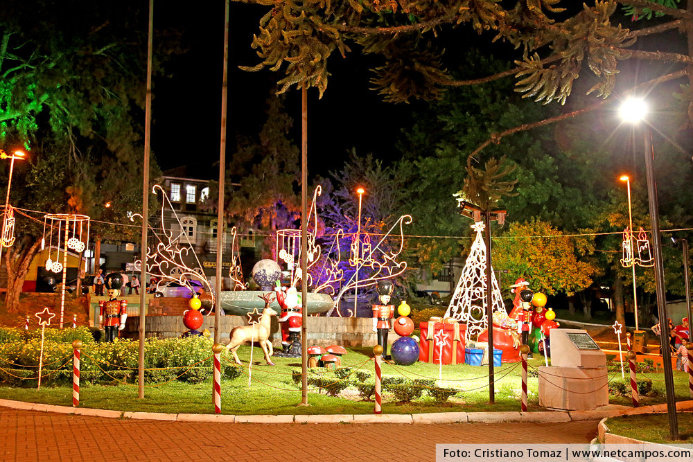Praça da Bandeira em Campos do Jordão decorada para o Natal