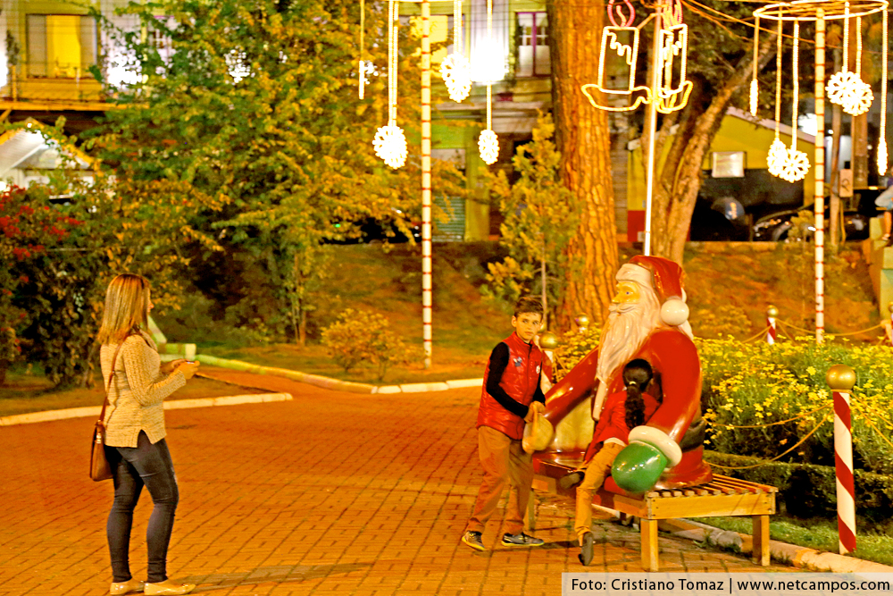 Praça da Bandeira em Campos do Jordão decorada para o Natal