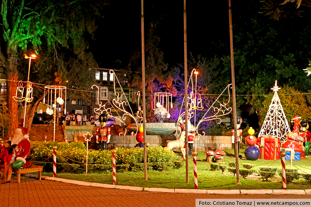 Praça da Bandeira em Campos do Jordão decorada para o Natal