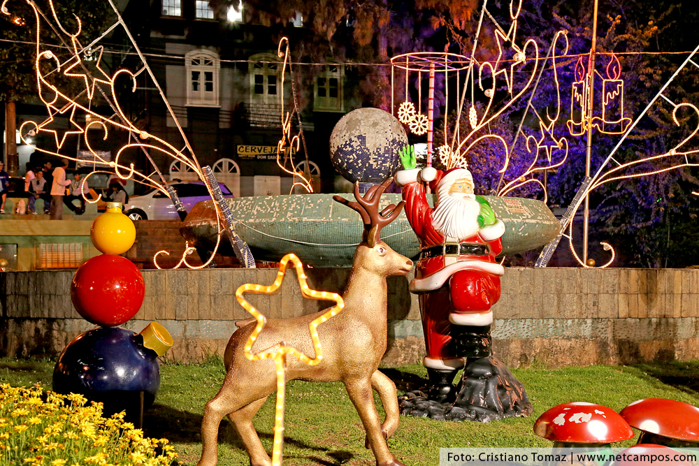 Praça da Bandeira em Campos do Jordão decorada para o Natal