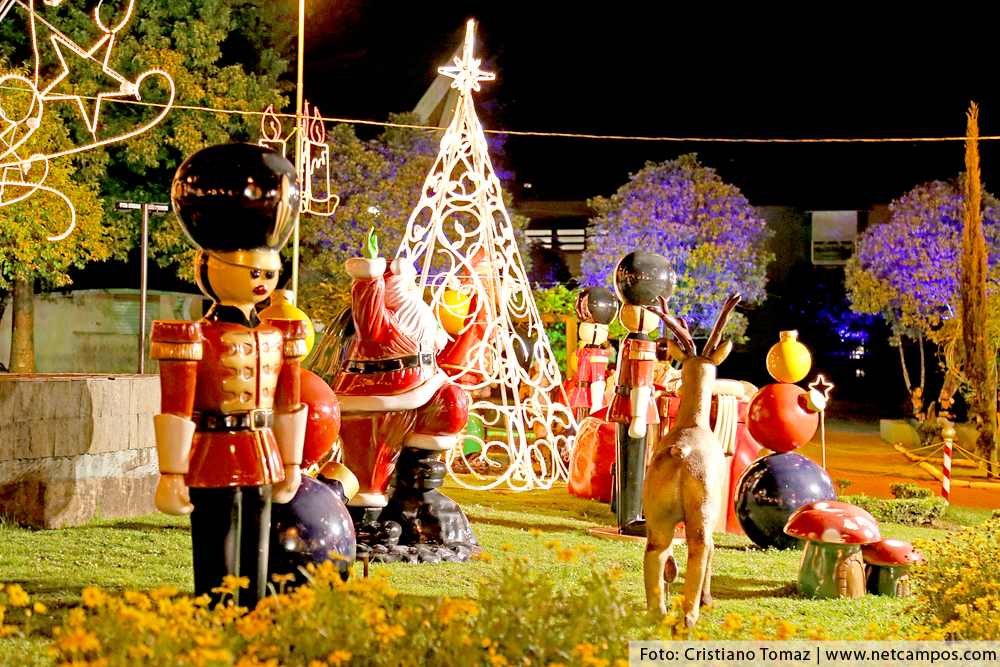 Praça da Bandeira em Campos do Jordão decorada para o Natal
