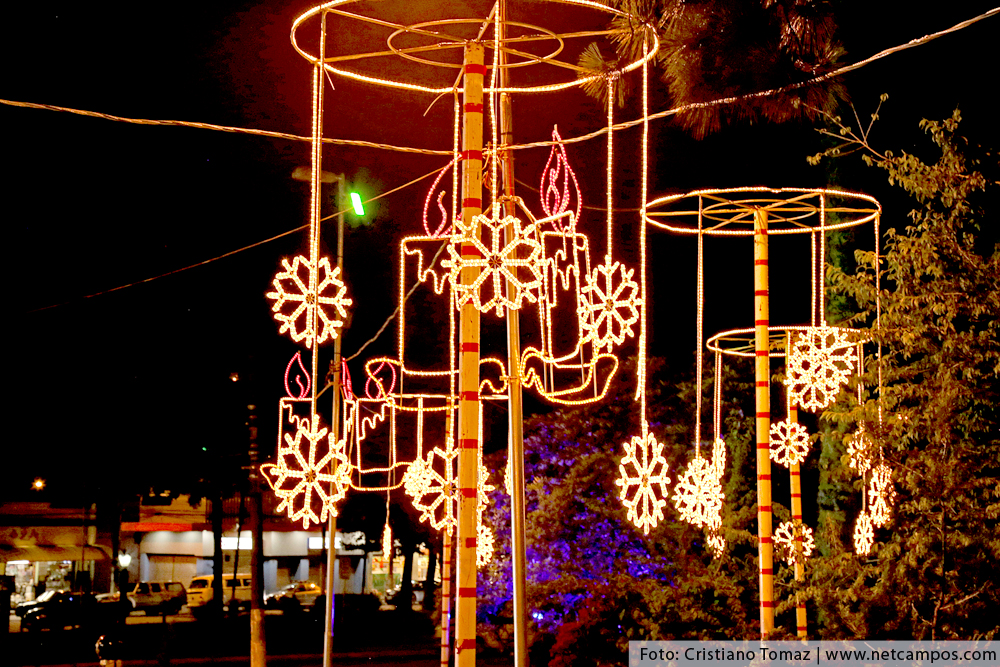 Praça da Bandeira em Campos do Jordão decorada para o Natal