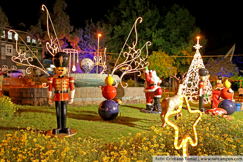 Praça da Bandeira em Campos do Jordão decorada para o Natal