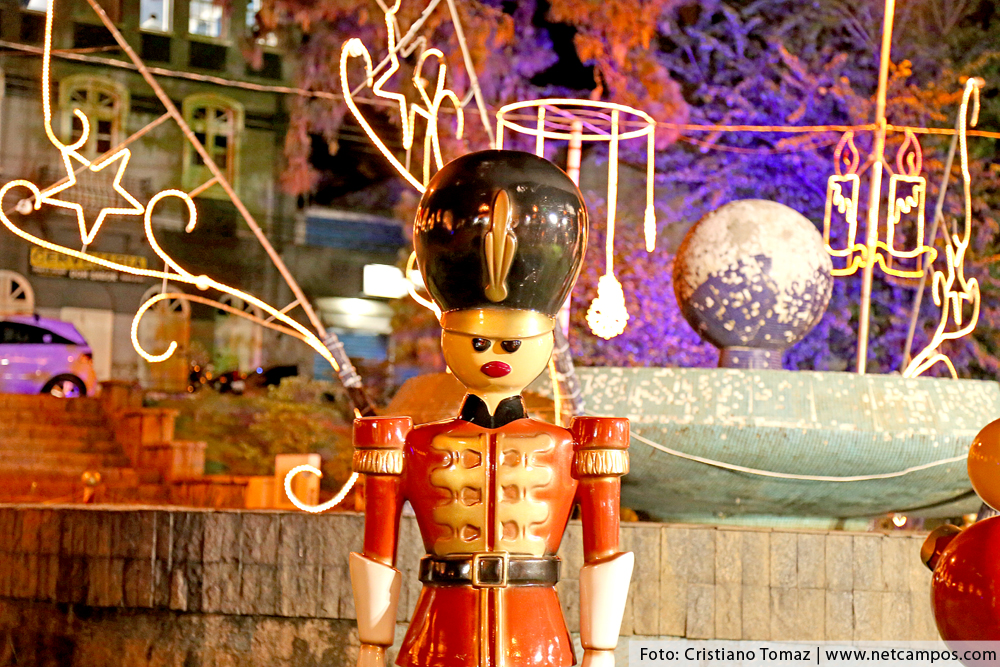 Praça da Bandeira em Campos do Jordão decorada para o Natal