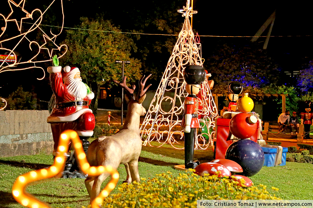 Praça da Bandeira em Campos do Jordão decorada para o Natal