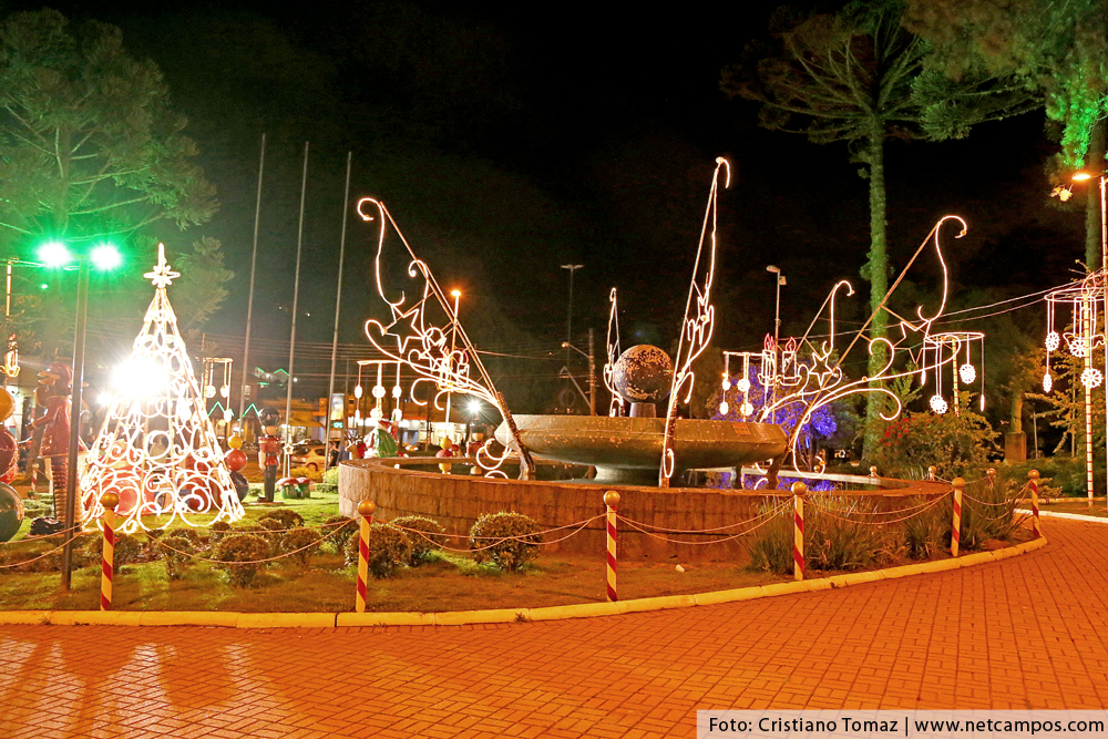 Praça da Bandeira em Campos do Jordão decorada para o Natal