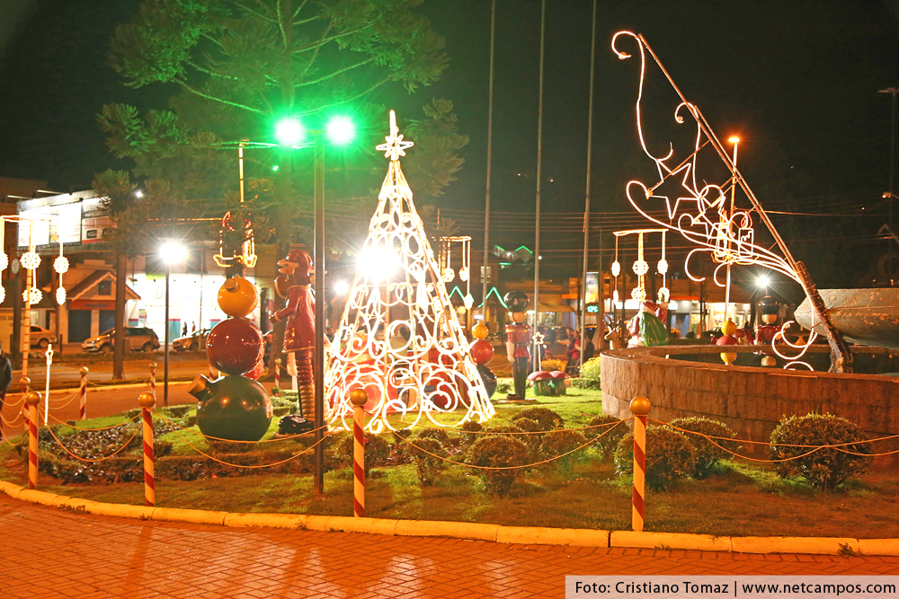 Praça da Bandeira em Campos do Jordão decorada para o Natal