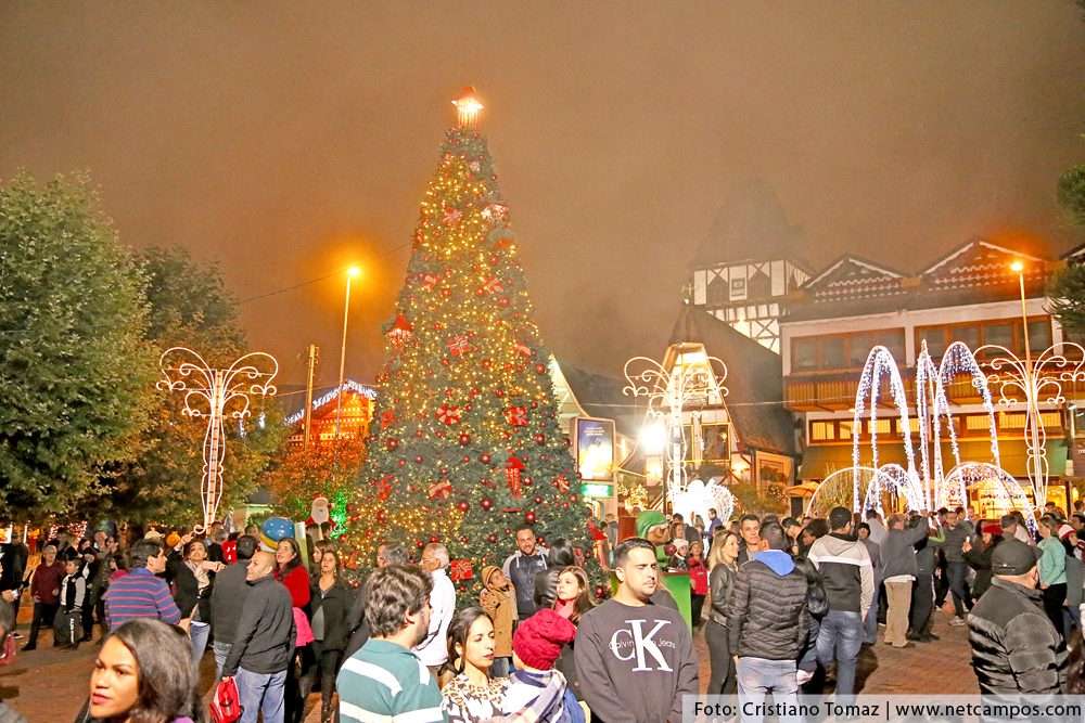 Praça São Benedito em Campos do Jordão decorada para o Natal