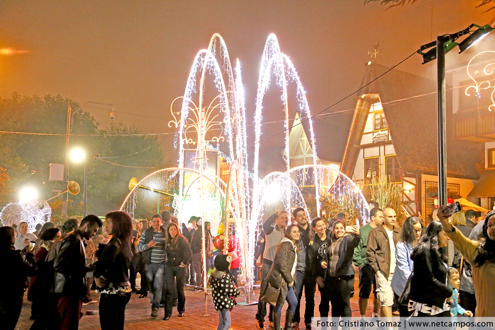 Praça São Benedito em Campos do Jordão decorada para o Natal