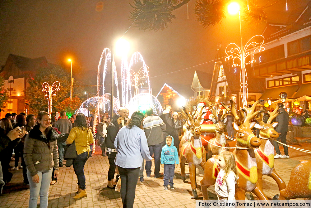 Praça São Benedito em Campos do Jordão decorada para o Natal