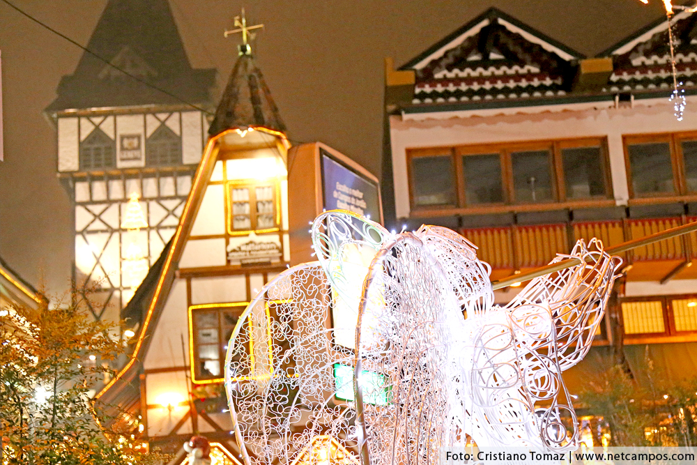 Praça São Benedito em Campos do Jordão decorada para o Natal