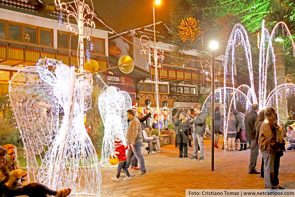 Praça São Benedito em Campos do Jordão decorada para o Natal