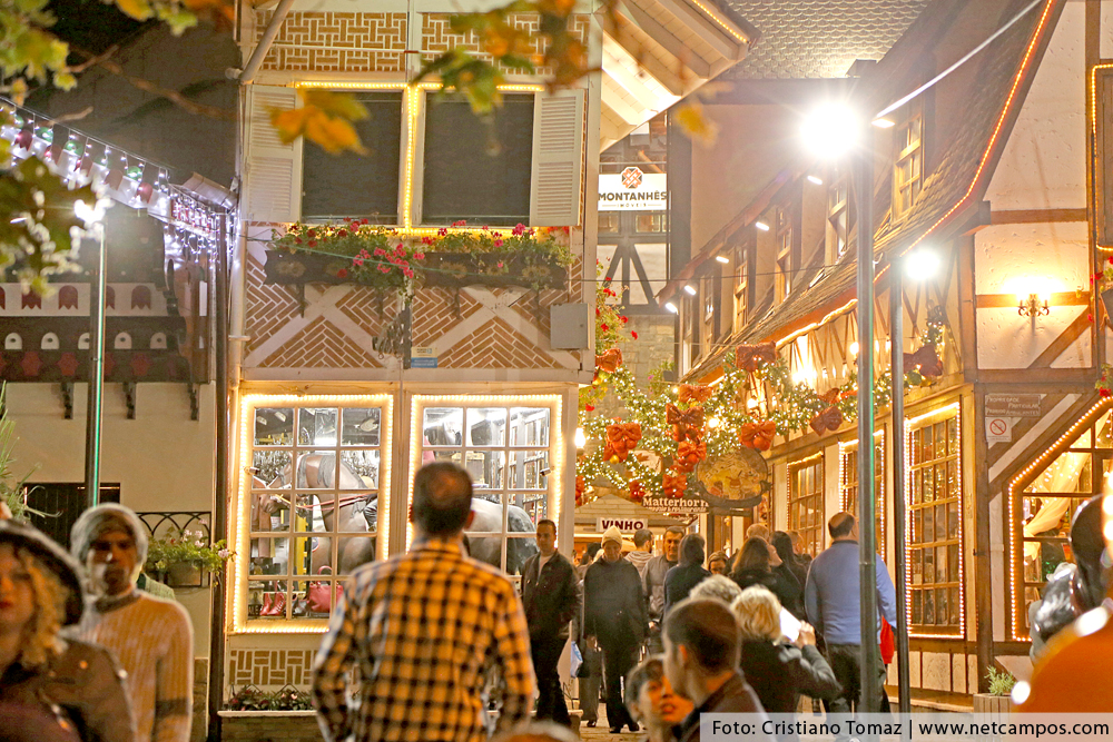 Praça São Benedito em Campos do Jordão decorada para o Natal