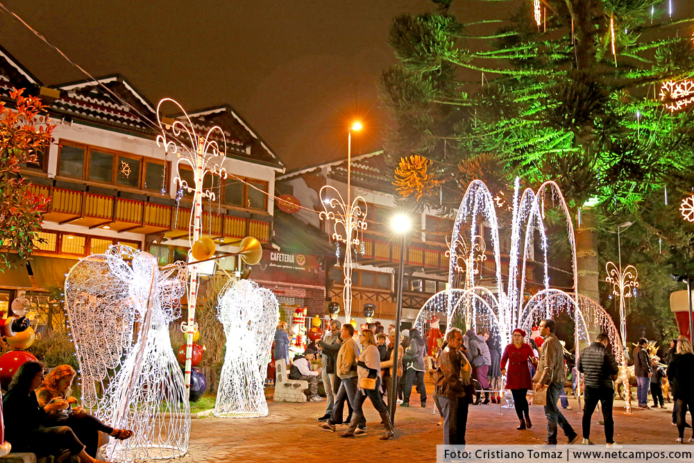 Praça São Benedito em Campos do Jordão decorada para o Natal