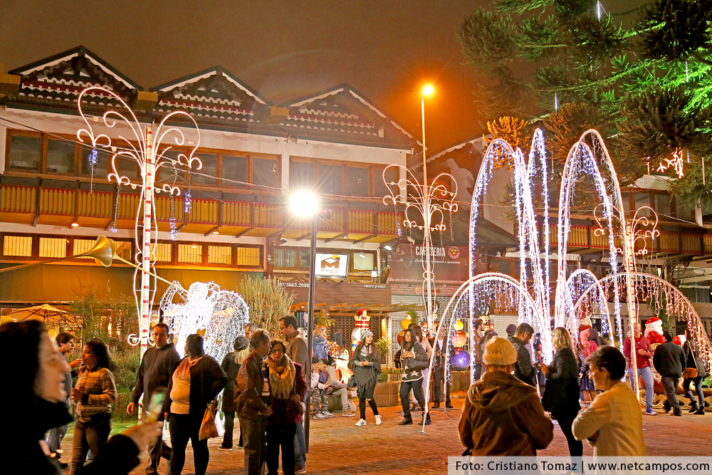 Praça São Benedito em Campos do Jordão decorada para o Natal