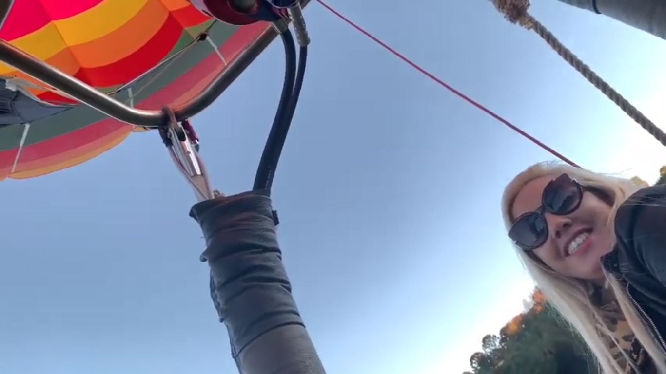 Priscila Sabino curtindo o passeio de balão e tour em Campos do Jordão.
