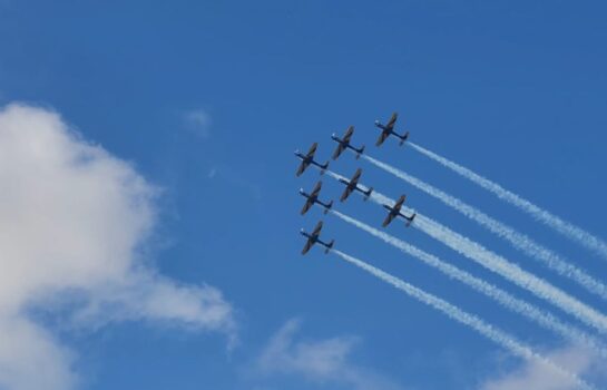 15 mil vão ao delírio com o show da Esquadrilha da Fumaça