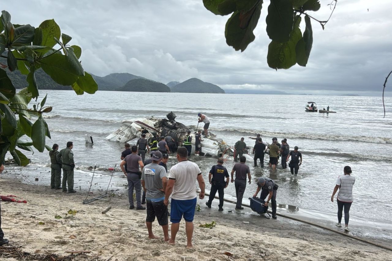Avião de pequeno porte cai em praia de Ubatuba; equipes de resgate estão no local