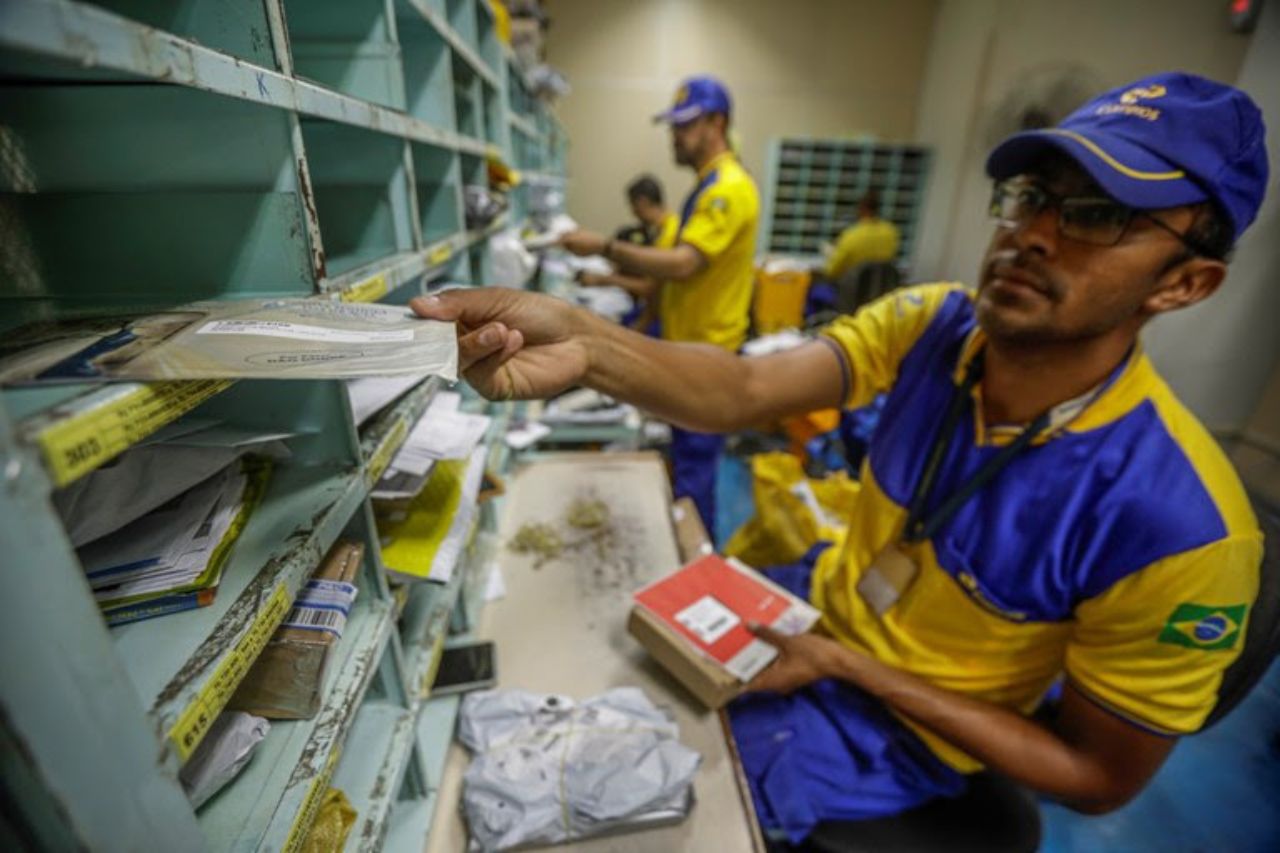 Correios Abrem Concurso com Salários a Partir de R$ 2,4 mil para Nível Médio e R$ 6,8 mil para Nível Superior
