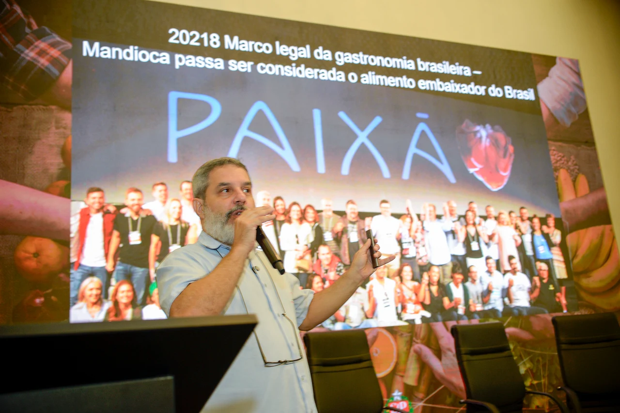 Daniel Gomes apresenta palestra sobre gastronomia na Semana da Alimentação.