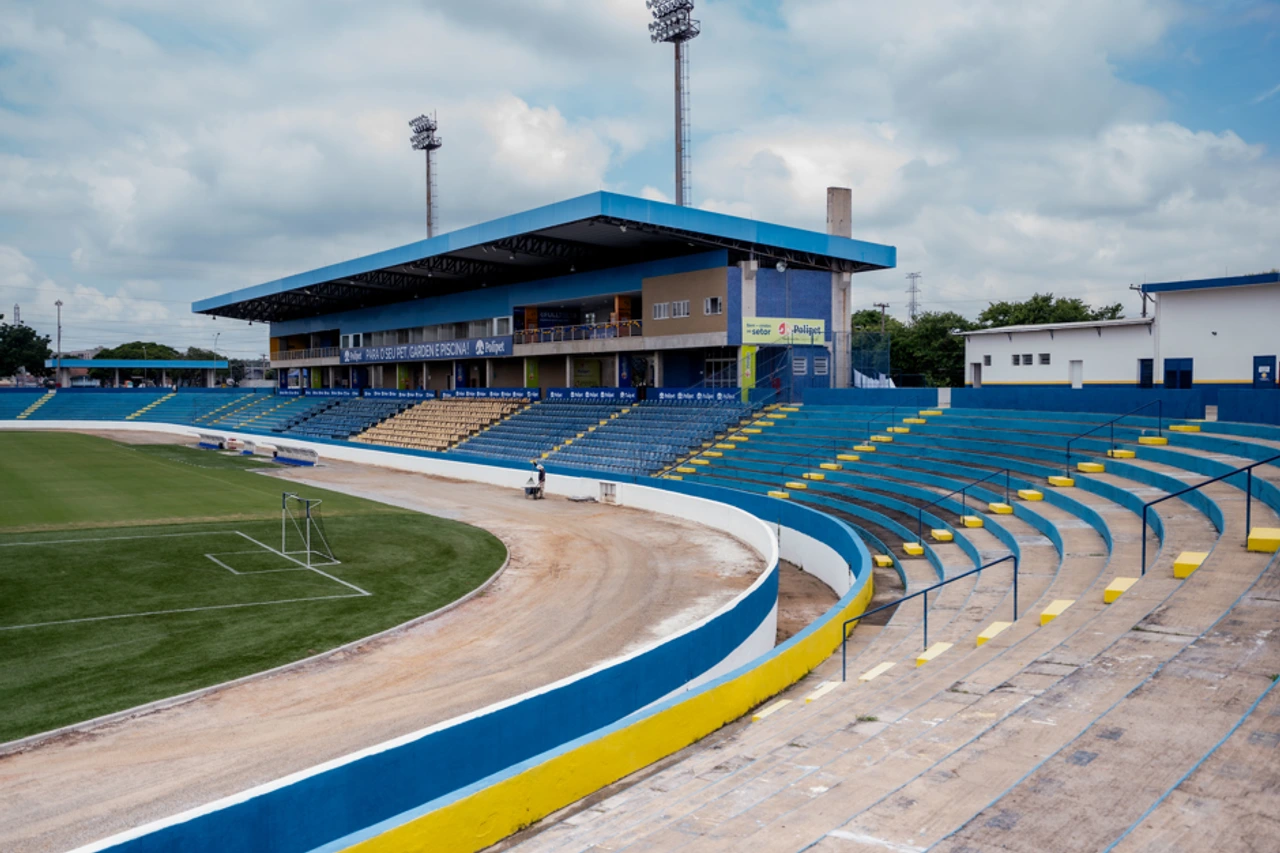 Arquibancadas e gramado do Estádio Martins Pereira em São José dos Campos.