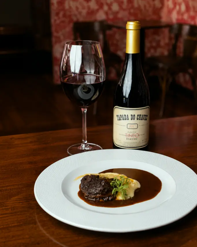 Hotel Vila Inglesa promove noite especial com vinhos da Adega Cartuxa em Campos do Jordão