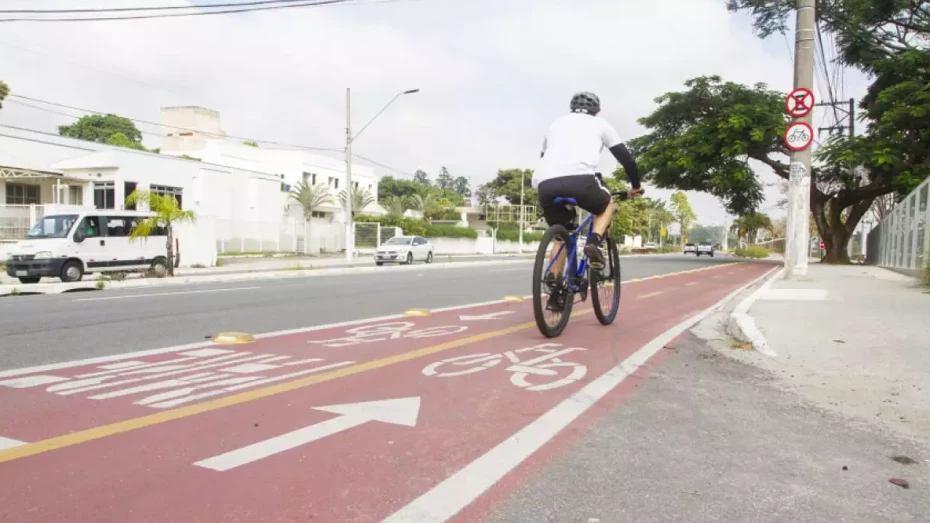 Ciclista usando capacete em ciclovia de Taubaté; imagem ilustrativa sobre mobilidade por bicicleta
