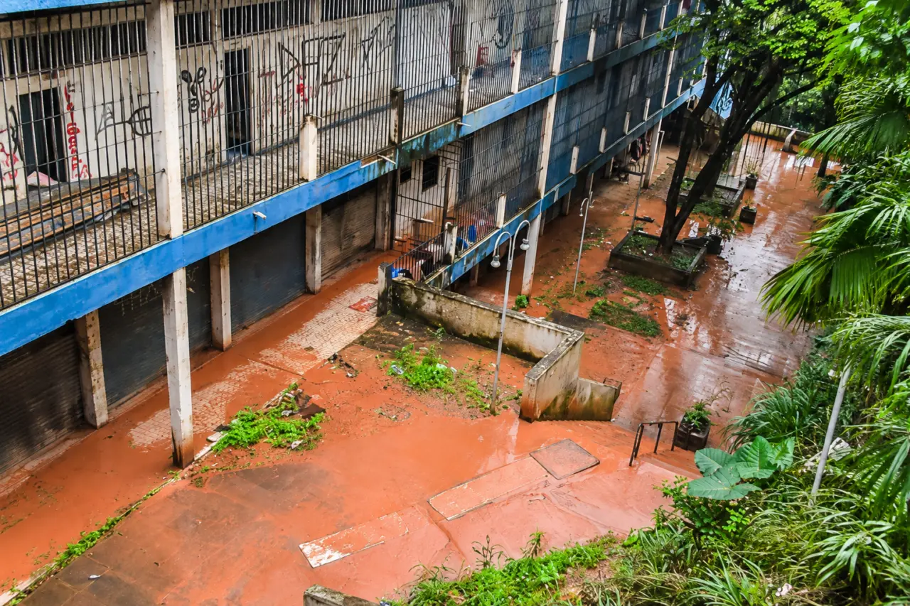 Escadaria da Fé em Aparecida com piso molhado após chuva
