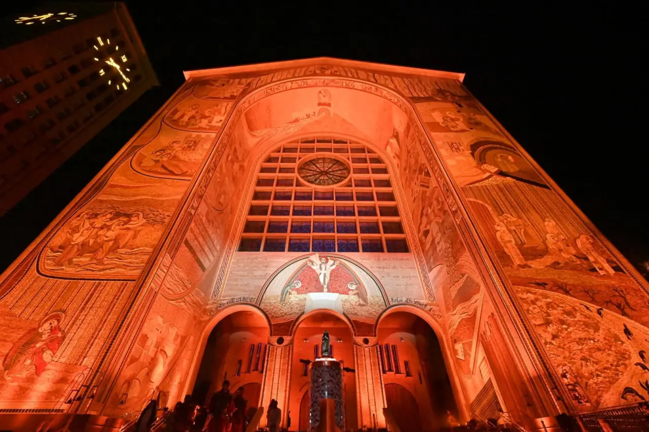 Fachada Oeste do Santuário Nacional de Aparecida após a conclusão dos mosaicos bíblicos