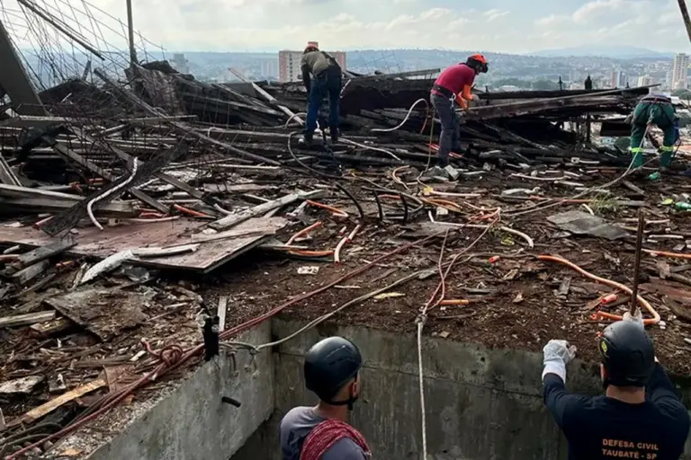 Prefeitura remove madeiras de prédio abandonado que oferecia risco em avenida de Taubaté