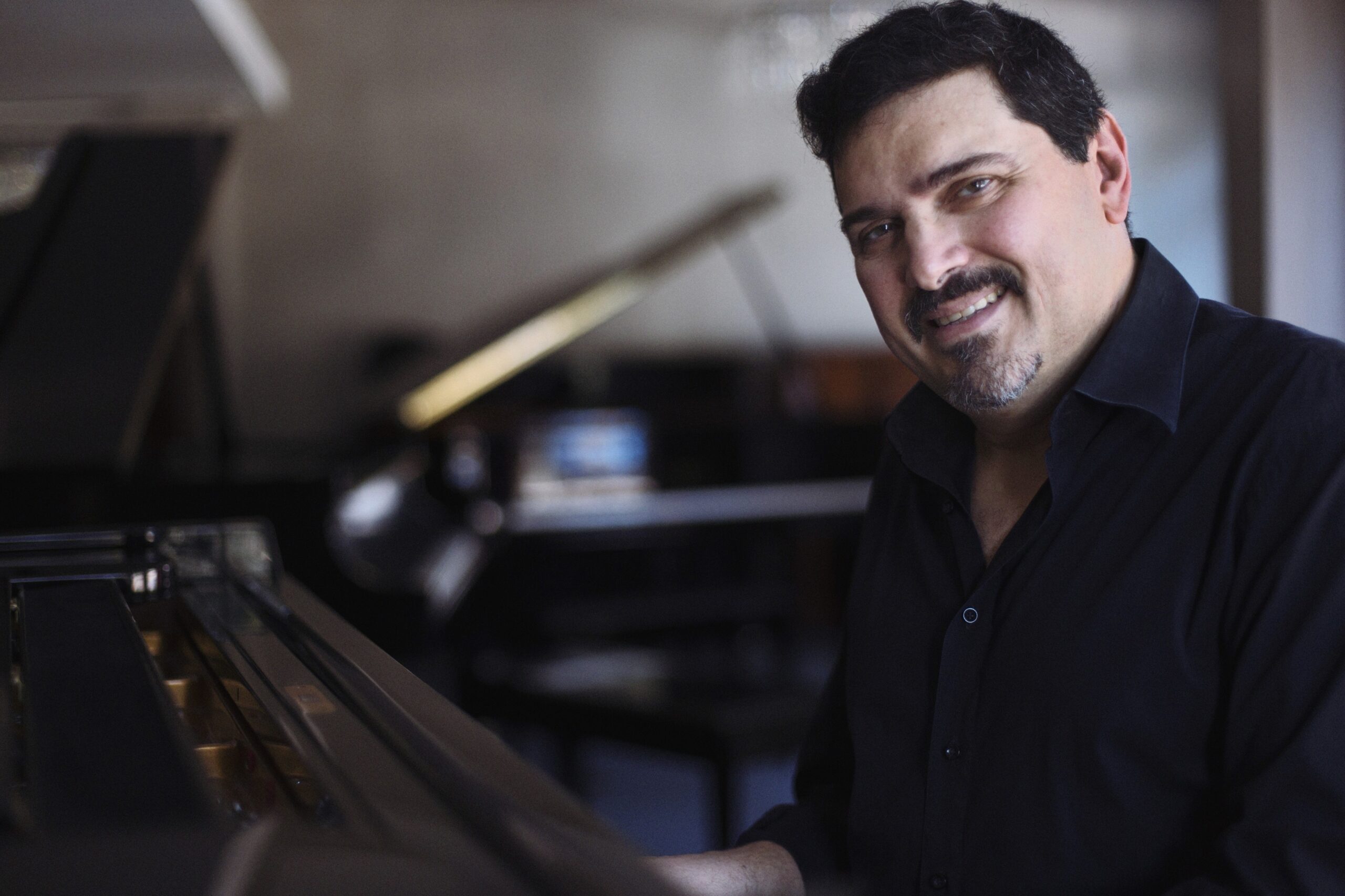 Marco Bernardo, pianista e cantor – Foto Otavio Dias (2) MR