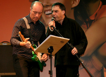 Arnaldo Antunes e Edgard Scandurra fazem show na Praça Domingo