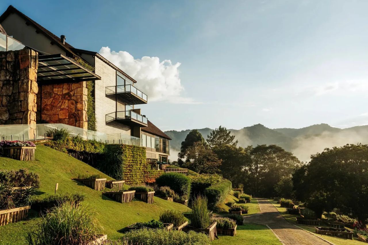 Guia Michelin 2025 premia 20 hotéis brasileiros com chaves de excelência; Botanique Hotel & Spa representa Campos do Jordão