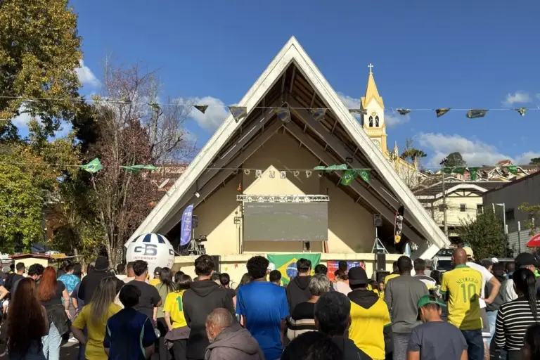 Brasil vence no último minuto, elimina o Japão e garante vaga nas oitavas da Copa do Mundo; jordanenses lotam o Gazebo para apoiar a Seleção