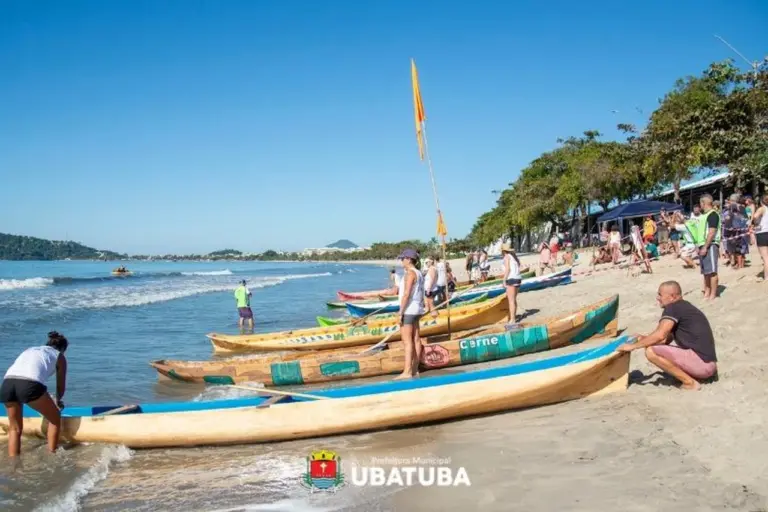 Caçandoca celebra padroeira com procissão marítima e corrida de canoas em Ubatuba