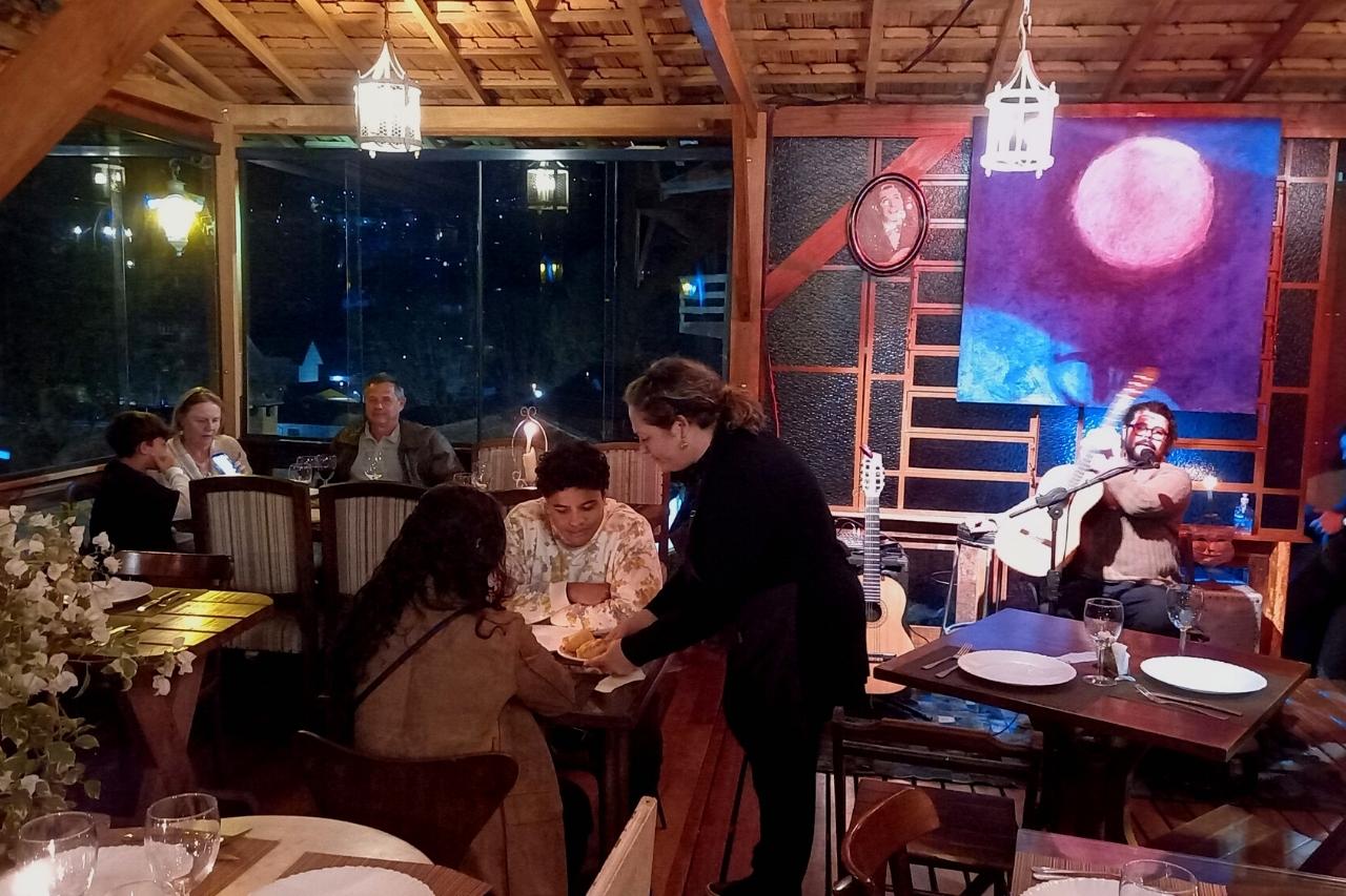 Noite com Show de Tango no Restaurante Cacerola em Campos do Jordão
