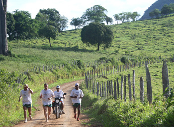 Atletas de Campos do Jordão completam correndo o Caminho da Fé