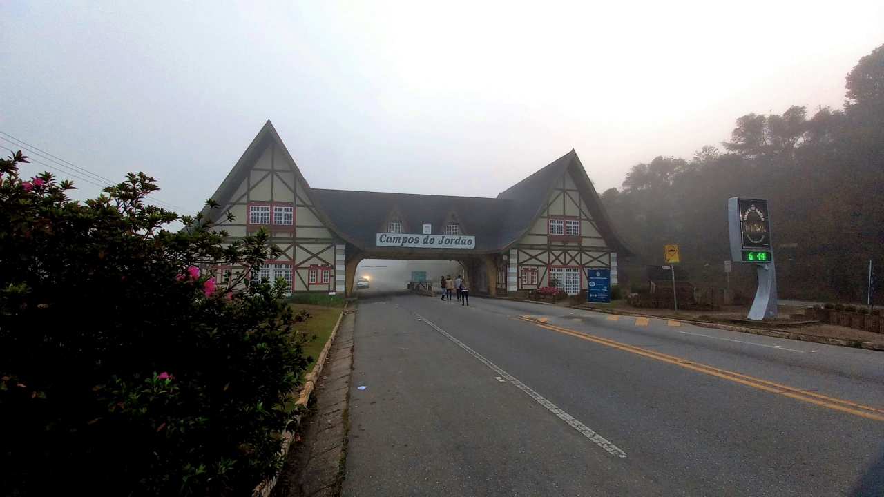 Campos do Jordão amanhece com tempo nublado na manhã desse domingo (16)