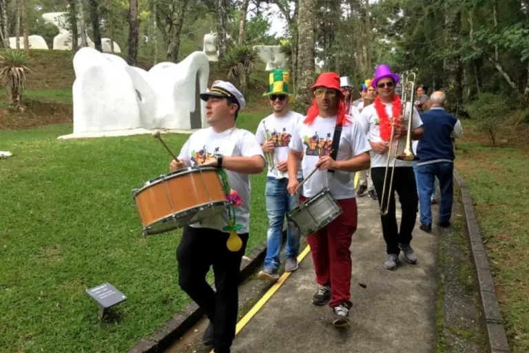 Carnaval em Campos do Jordão: bonecos gigantes de Brazópolis e cortejo de marchinhas são atrações no feriado prolongado