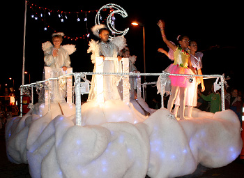 Parada de Natal encheu as ruas com desfile de crianças fantasiadas